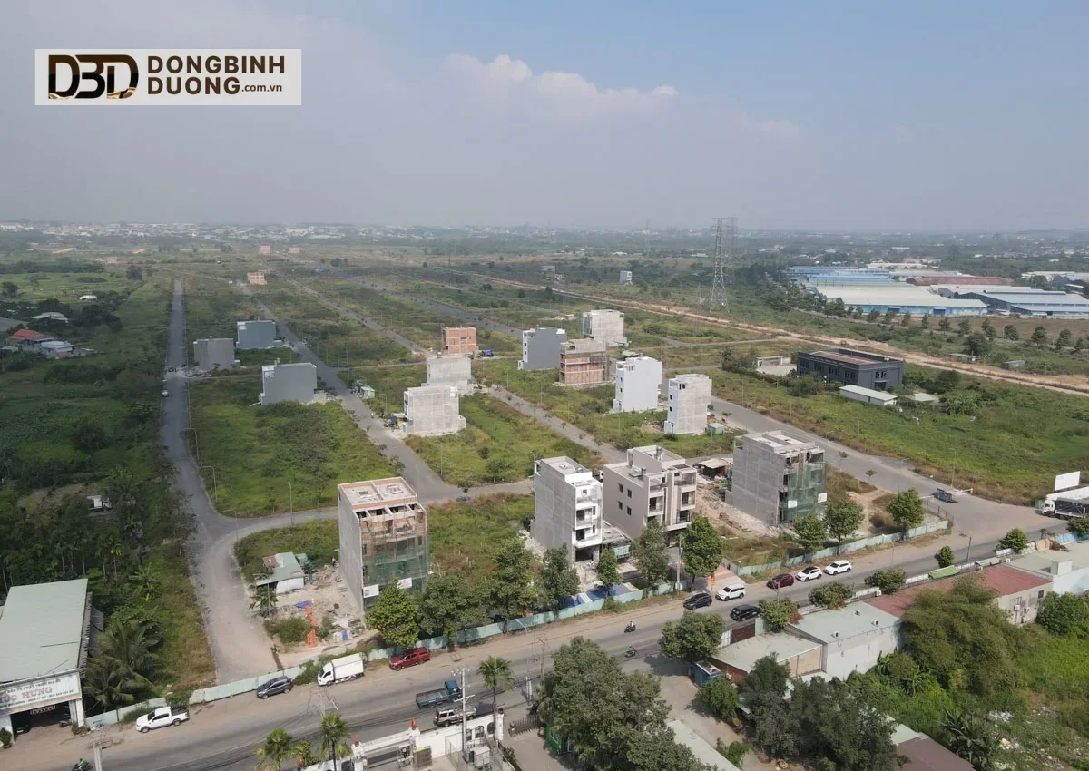 Hiện trạng đất nền, đường nhựa và một số nhà đã xây dựng tại Đông Bình Dương.