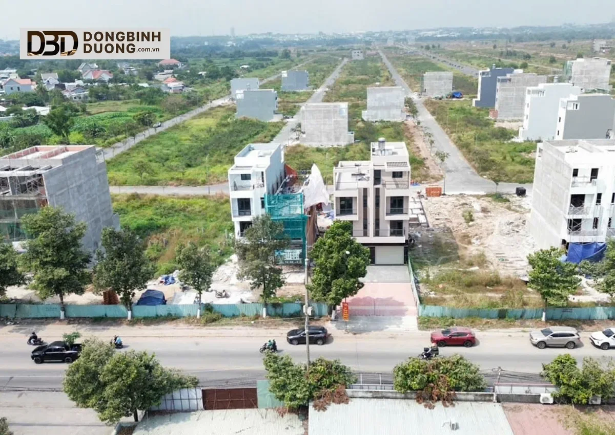 Đường nội khu Khu đô thị Đông Bình Dương với các lô đất và nhà đã xây dựng.